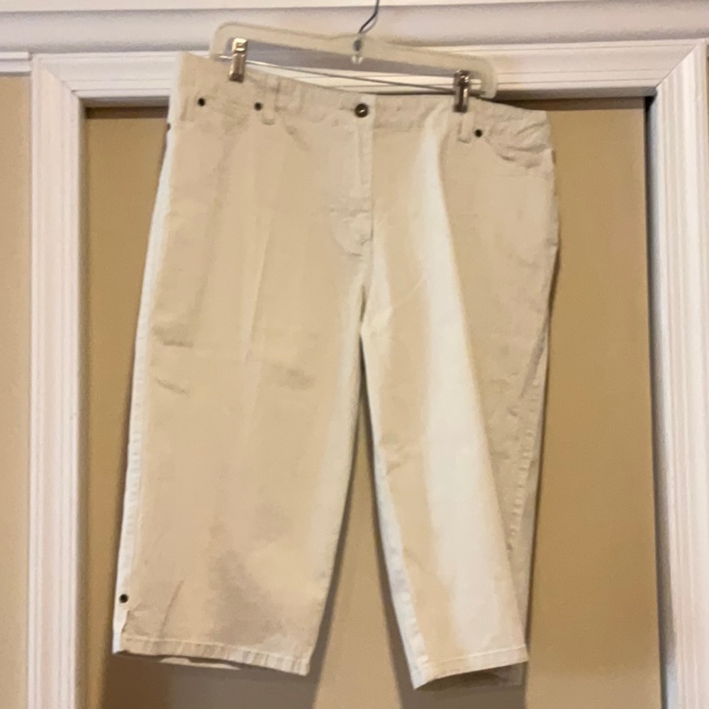 Christopher & Banks stretch ecru denim capri 16